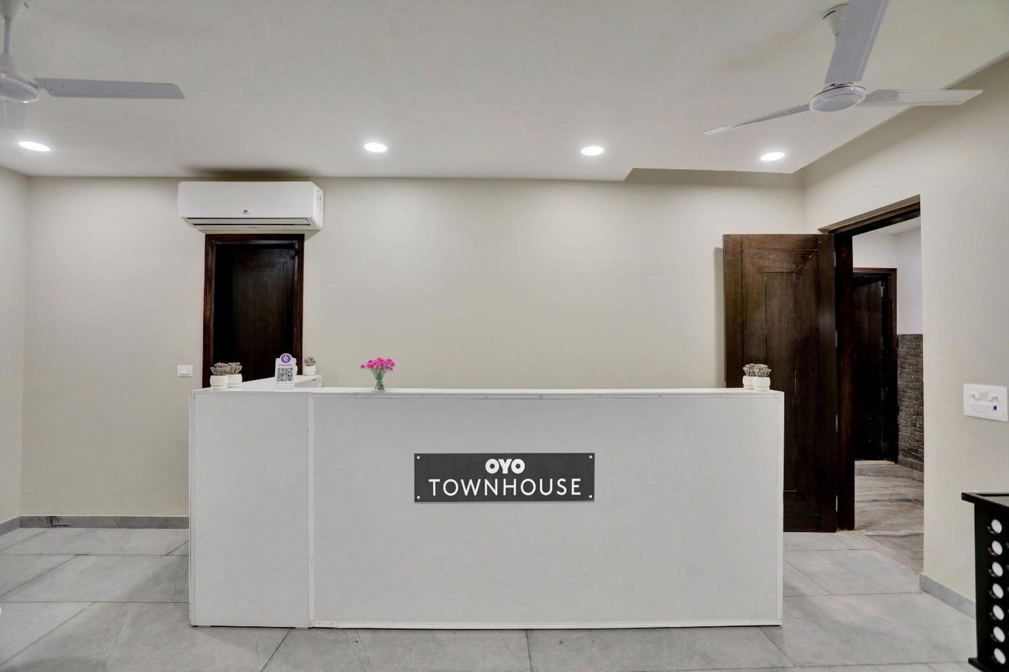 Townhouse Xanthe Hotel Noida Exterior foto