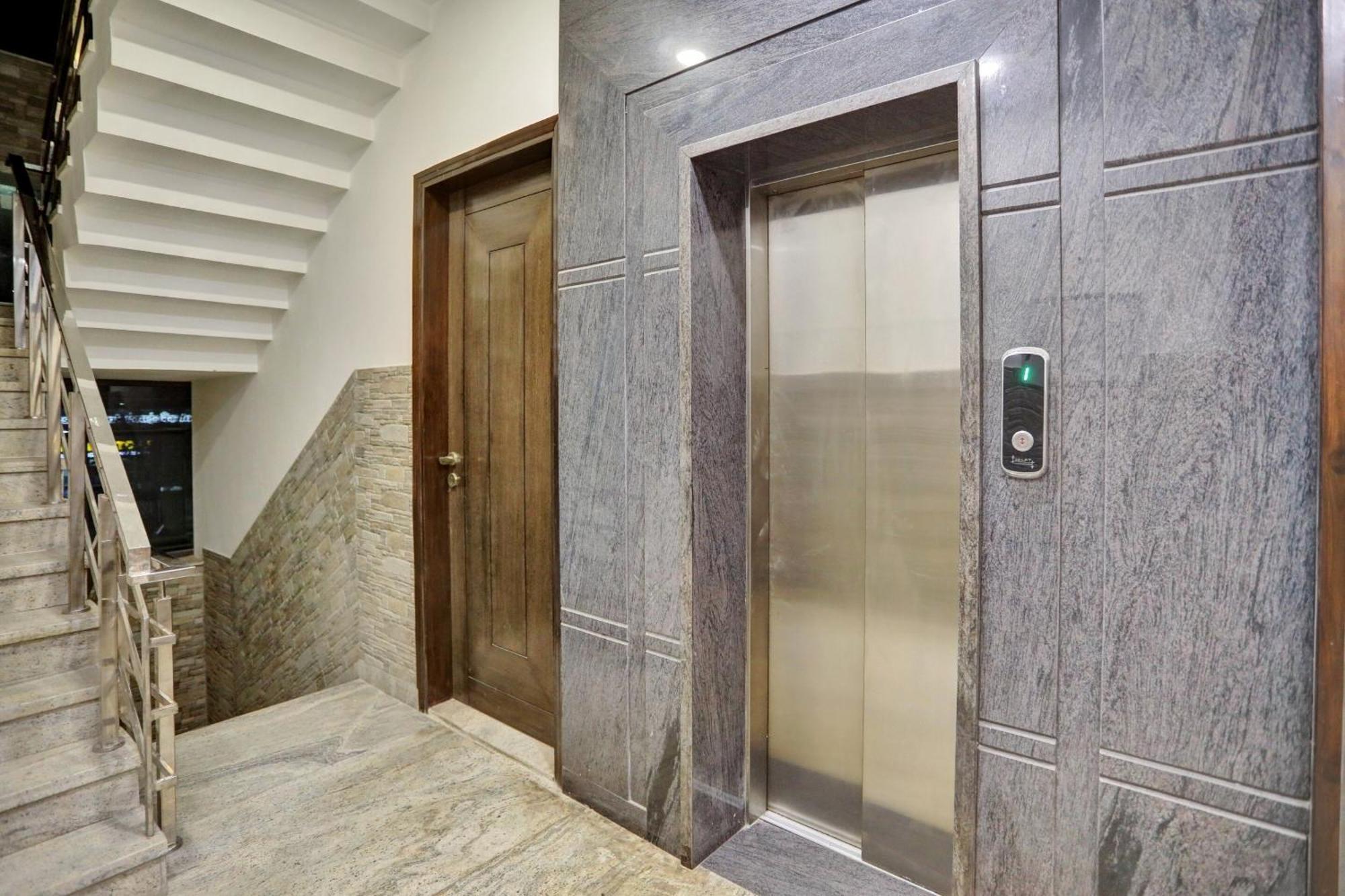 Townhouse Xanthe Hotel Noida Exterior foto